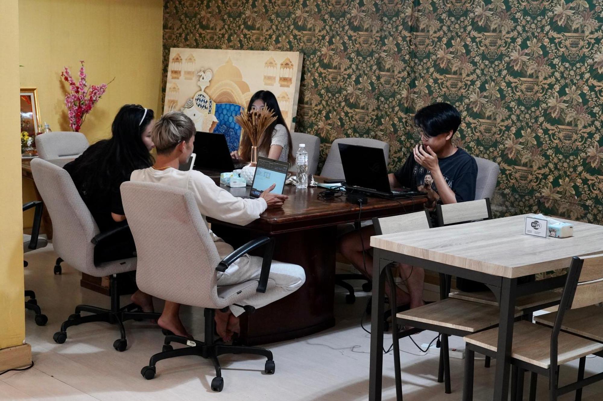 Sura Hostel Bangkok Near Mrt Phra Ram 9 Zewnętrze zdjęcie